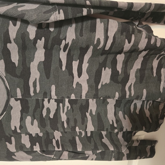 (35)Lucky Brand Gray Camo & Maroon Top - Picture 4 of 10